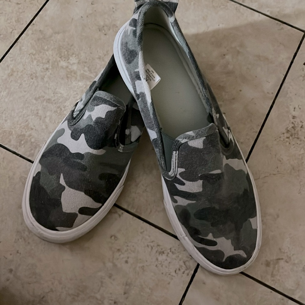Universal Thread Camo Slip ons